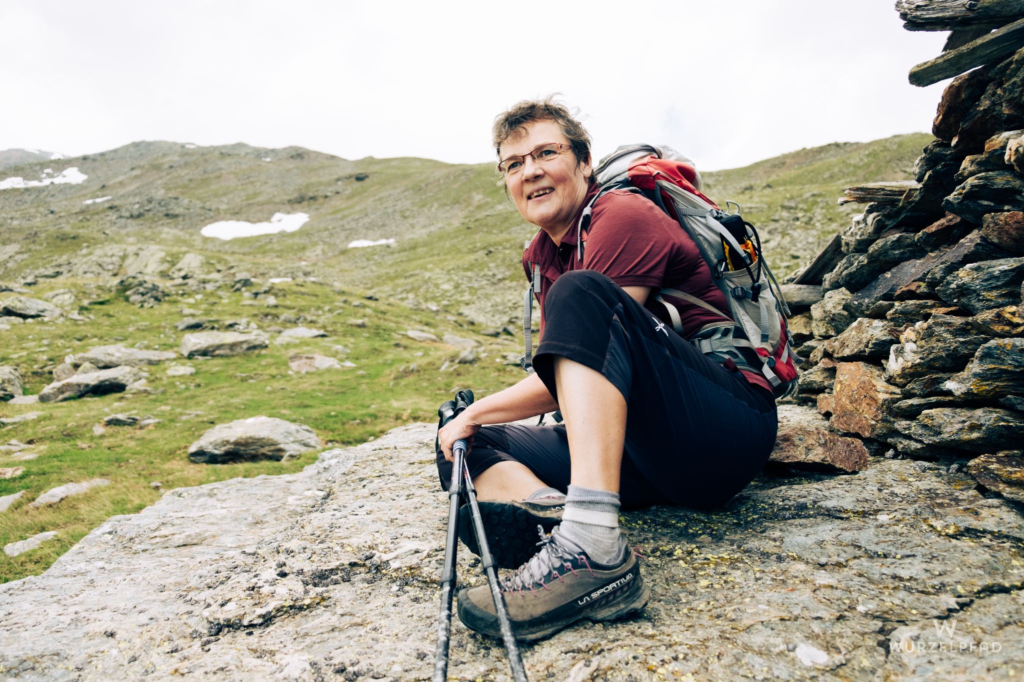 Zufriedene Wandersfrau